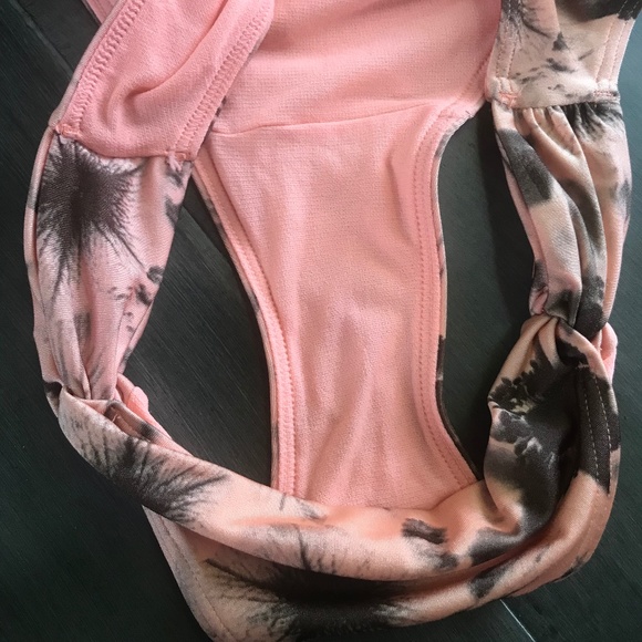 Beautiful Peach Vince Camuto Bikini - Picture 8 of 8